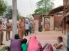 फतेहपुर:  संवेदनशील गांव अढैया में पुलिस अधीक्षक ने किया पैदल मार्च