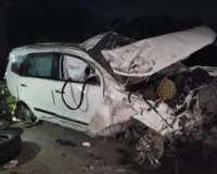 Road Accident in Ballia : डिवाइडर से टकराकर पलटी लग्जरी कार, युवक की मौत ; दो गंभीर