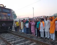 Ballia : विधायक केतकी सिंह ने हरी झंडी दिखाकर ट्रेन को किया रवाना