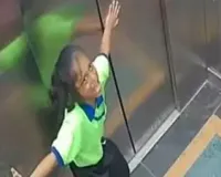 लखनऊ: लिफ्ट में अकेली फंसी मासूम बच्ची, कैमरे के आगे हाथ जोड़कर बचाने की लगाती रही गुहार, वीडियो हुआ वायरल