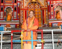 UP News: सीएम योगी ने बद्रीनाथ मंदिर में किया दर्शन पूजन, भारत-चीन बॉर्डर पर पहुंचे, ITBP के जवानों से मिले