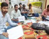 वाराणसी: बीएचयू के सेंट्रल ऑफिस में फैलोशिप की मांग को लेकर धरने पर बैठे छात्र 