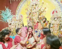 वाराणसी: दुर्गा पूजा पंडालों में महिलाओं ने खेली सिंदूर की होली, माता रानी से मांगा आशीर्वाद, कहा- अगले बरस तू जल्दी आ!