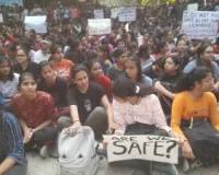BHU में छात्रा से छेड़छाड़ पर बड़ा प्रदर्शन, कार्रवाई की मांग   