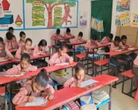 गोंडा: परिषदीय स्कूलों की वार्षिक परीक्षा प्रारंभ, शिक्षकों ने सवाल-जवाब कर परखा बच्चों का शैक्षिक स्तर