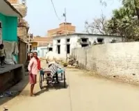 मानवता को शर्मसार कर देने वाली घटना, बलिया में घर से 2 KM दूर शव छोड़कर लौट गया एंबुलेंस चालक, Video वायरल
