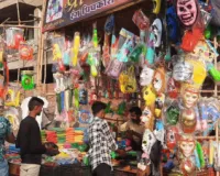 Holi 2024: होली के त्योहार पर जमकर हो रही खरीदारी, बाजारों में लौटी रौनक...इस तरह की पिचकारी की ग्राहक कर रहे डिमांड