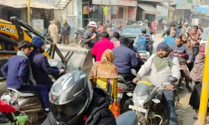 Shahjahanpur News: ट्रैफिक का दबाव बढ़ा तो अंटा चौराहा पर फट गई पेयजल लाइन, दो दिन से चल रहा मरम्मत का प्रयास