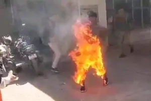 Shahjahanpur: एसपी ऑफिस के बाहर खुद को आग लगाने वाले युवक ने तोड़ा दम