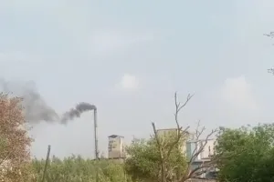 फतेहपुर:  जहरीला धुआं उगल रही फैक्ट्रियां, प्रदूषण विभाग की आंखे बंद