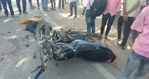 बलिया में एक अनियंत्रित पिकअप ने बाइक सवारों को टक्कर मार दी, जिससे एक युवक की मौत हो गई और एक महिला गंभीर रूप से घायल हो गई.