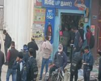 मुरादाबाद  : स्कूलों के बाहर धड़ल्ले से बिक रहे नशीले पदार्थ, बच्चों को लग रही नशे की लत