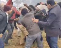 Maharajganj News: वकीलों ने खाकी पर सरेआम उठाया हाथ, दरोगा को पीटा ; VIDEO Viral