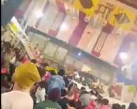 Delhi: महिला की मौत 17 लोग घायल, मंदिर में जागरण के दौरान स्टेज गिरा, देखें मंजर