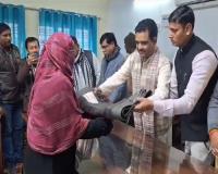 कन्नौज: समाज कल्याण मंत्री ने गरीबों को बांटे कंबल