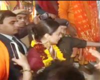 Ram Mandir Ayodhya: रामनगरी पहुंचीं अभिनेत्री कंगना रानौत, हनुमानगढ़ी मंदिर परिसर में लगाई झाड़ू, देखे Video.