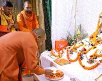 अयोध्या पहुंचे योगी आदित्यनाथ, हनुमानगढ़ी में किया पूजा अर्चना