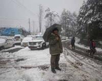 कश्मीर में न्यूनतम तापमान के कई डिग्री नीचे गिर जाने के बाद भी मौसम बना शुष्क