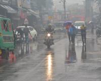 लखनऊ में साल 2024 के तीसरे दिन हुई झमाझम बारिश, अचानक बारिश के चलते बचते नजर आये लोग