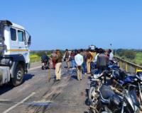 Hamirpur Road Accident: ट्रक की टक्कर से स्कूटी में लगी आग... महिला की मौत, पति व नातिन झुलसे, हादसे के बाद हाईवे पर लगा जाम