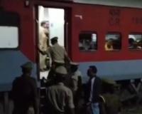 कामायनी एक्सप्रेस में बम की सूचना से यात्रियों में फैली दहशत-तलाशी के बाद रवाना की गई ट्रेन  