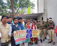 लखनऊ: शिक्षक भर्ती अभ्यर्थियों ने केशव मौर्य और ओपी राजभर का घेरा आवास