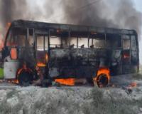 Ghazipur News: हाईटेंशन तार की चपेट में आने से बस में लगी आग, मची चीख पुकार