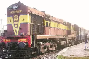 Indian Railways: लगातार बारिश से रेलवे अलर्ट, 15 से अधिक ट्रेनों को किया रद्द