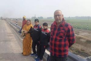 Ghazipur News : हाईवे पर आग का गोला बनी कार, बाल-बाल बचे सवार