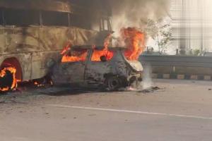 मथुरा में यमुना एक्सप्रेस-वे पर भीषण हादसा : बस से टकराई कार, पांच जिंदा जले, कई वाहन टकराने से बाल बाल बचे