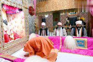 Varanasi News : मुख्यमंत्री ने रविदास मंदिर में टेका मत्था, विकास कार्यों की जमीनी हकीकत भी देखी