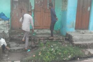 प्रयागराज: मामूली विवाद में छिवकी गांव में की गई बमबाजी-फायरिंग, पान की दुकान हुई क्षतिग्रस्त, क्षेत्र में दहशत का माहौल