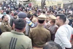 Agra Road Accident: डंपर की टक्कर से ट्रैक्टर पलटने पर चालक की मौत, गुस्साए ग्रामीणों ने लगाया जाम