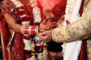 Aligarh News: आपत्तिजन हालत में पकड़े गये प्रेमी युगल, ग्रामीणों ने करा दी शादी..