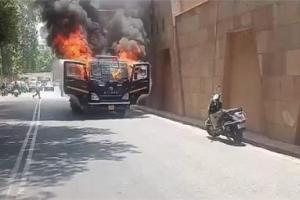 UP Police Van Fire: महिला कैदी और अधिकारी अपनी जान बचाने के लिए जलती हुई जेल परिवहन से बाहर कूद गईं।