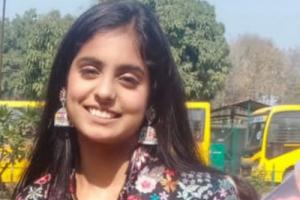 बलिया: 12वीं कक्षा की टॉप छात्रा जान्हवी सिंह ने भविष्य के लिए अपनी आकांक्षाओं के बारे में बात करते हुए कहा कि शिक्षक की बेटी की आकांक्षाएं ऊंची हैं.